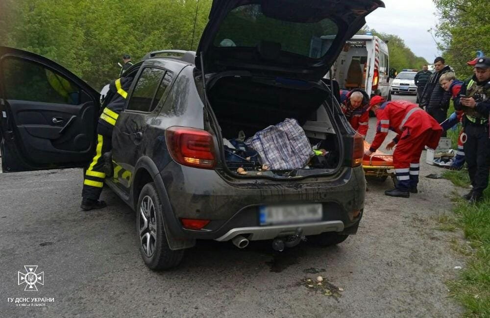 На Київщині зіткнулись вантажівка та Renault: із легковика вирізали жінку 2