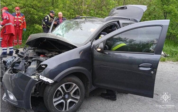 На Київщині зіткнулись вантажівка та Renault: із легковика вирізали жінку 3
