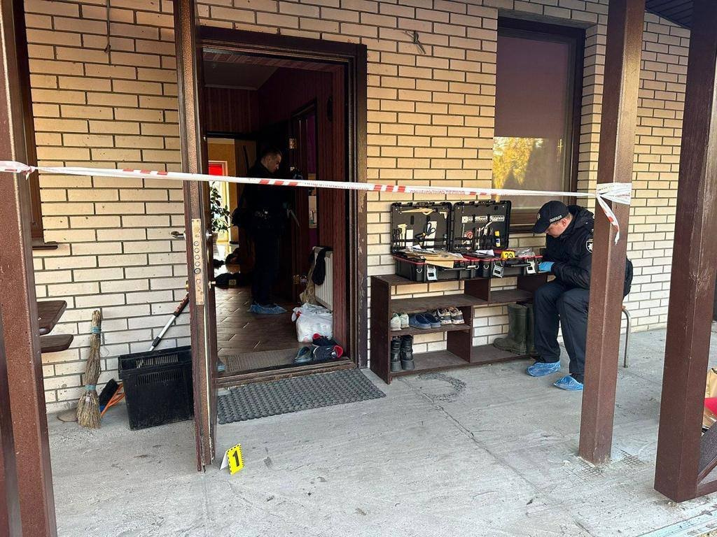 Зарізав неповнолітню доньку, катував газом маленького сина: на Київщині чоловік намагався помститись дружині 2