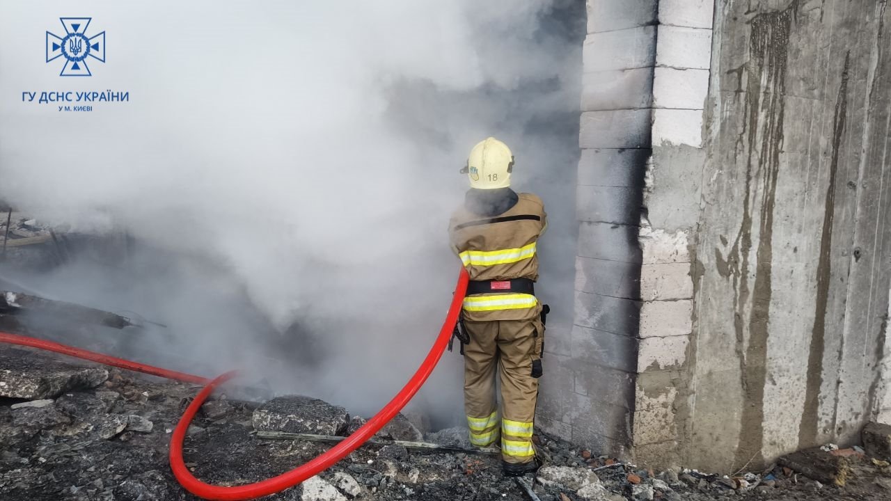 У Києві стовп чорного диму бачили з різних районів: що горіло 1