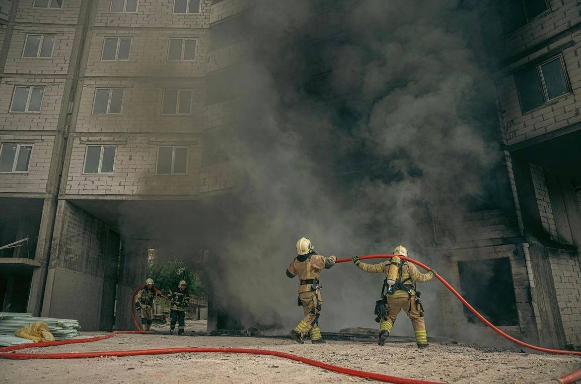 У Києві стовп чорного диму бачили з різних районів: що горіло 3