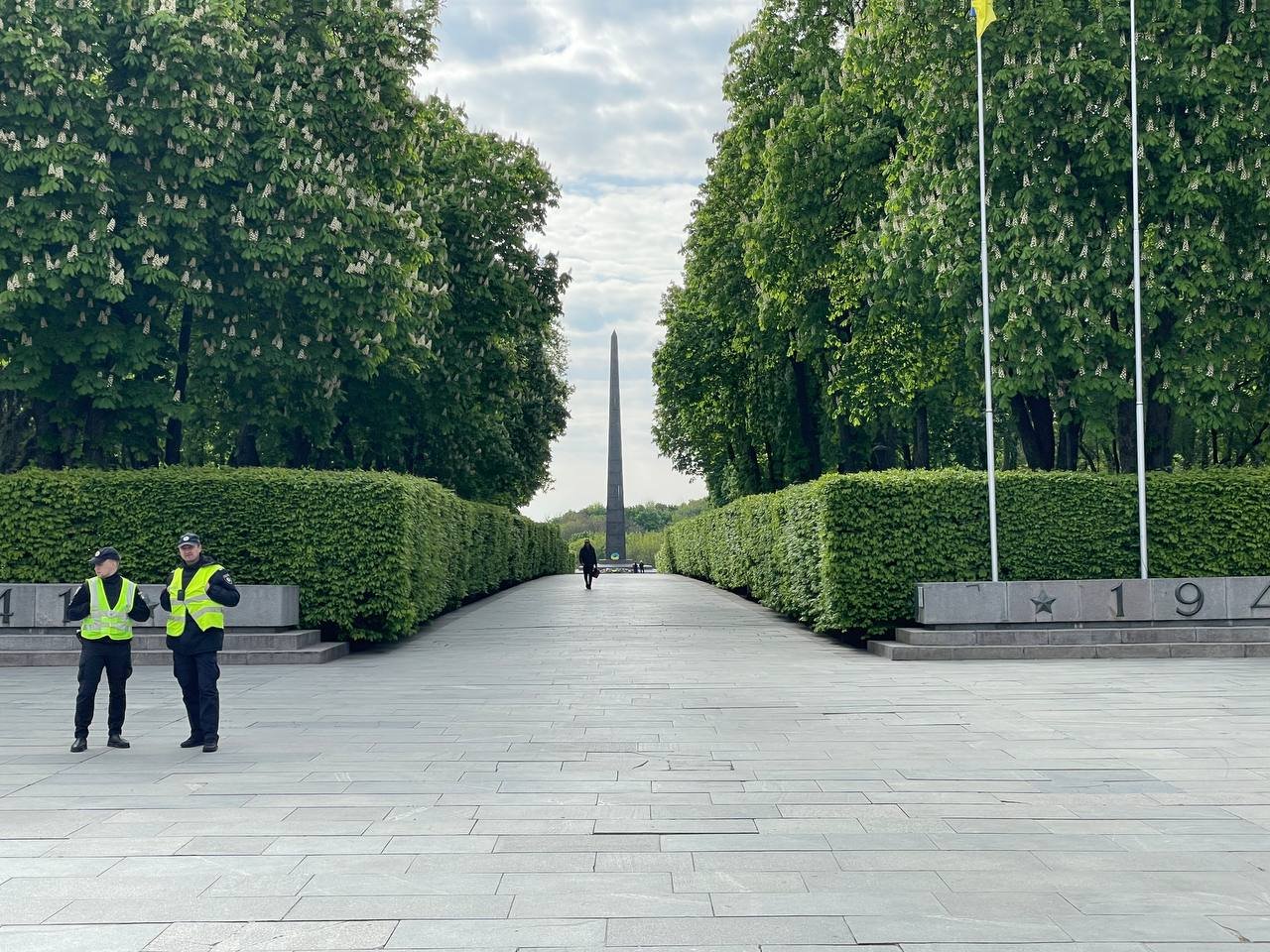 У Києві до Меморіалу Вічної Слави несуть квіти: що там відбувається 9 травня 1