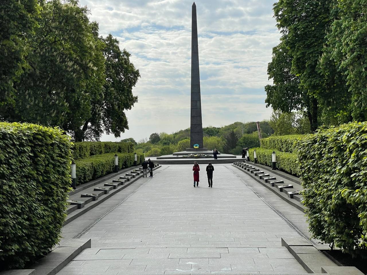 У Києві до Меморіалу Вічної Слави несуть квіти: що там відбувається 9 травня 2