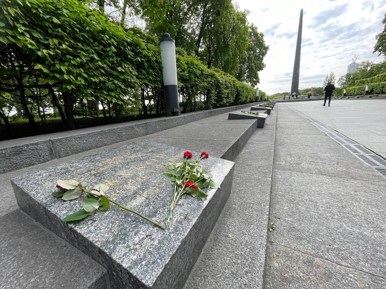 У Києві до Меморіалу Вічної Слави несуть квіти: що там відбувається 9 травня 3