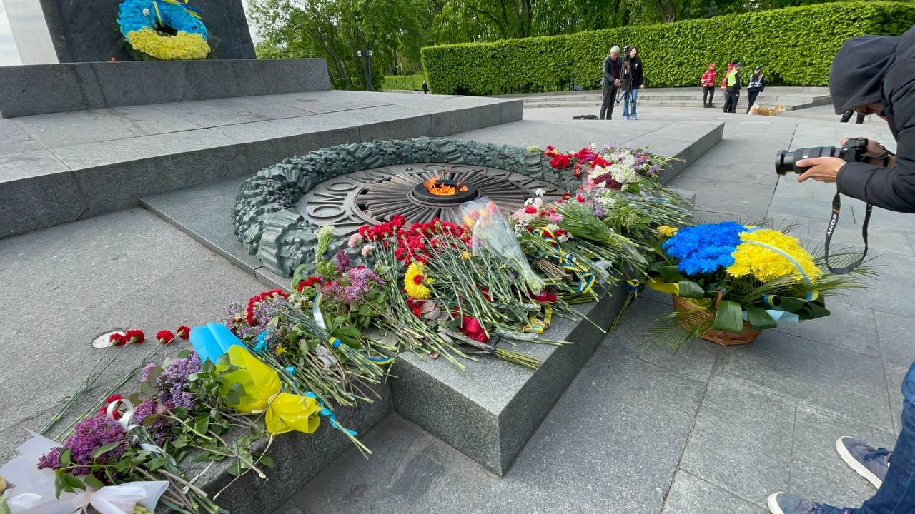 У Києві до Меморіалу Вічної Слави несуть квіти: що там відбувається 9 травня 4