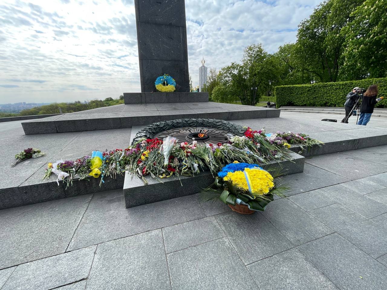 У Києві до Меморіалу Вічної Слави несуть квіти: що там відбувається 9 травня 5