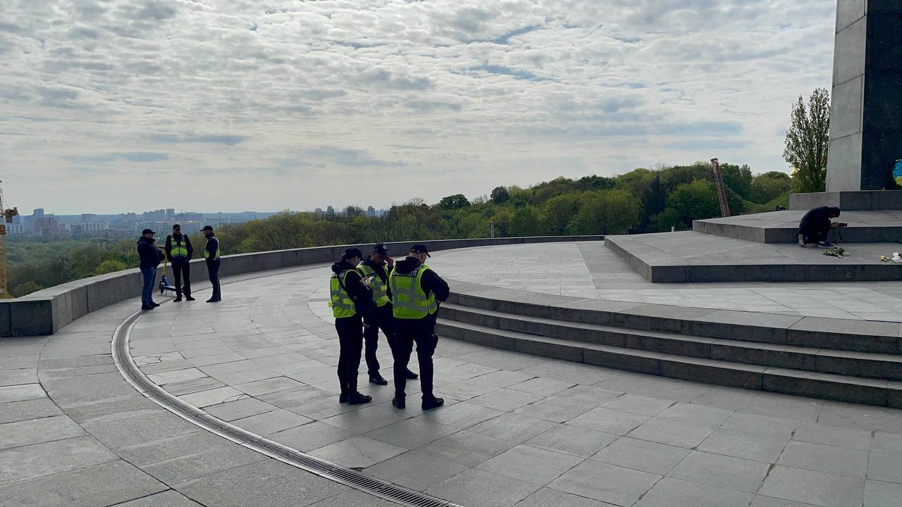 У Києві до Меморіалу Вічної Слави несуть квіти: що там відбувається 9 травня 6