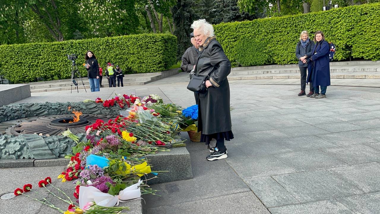 У Києві до Меморіалу Вічної Слави несуть квіти: що там відбувається 9 травня 7