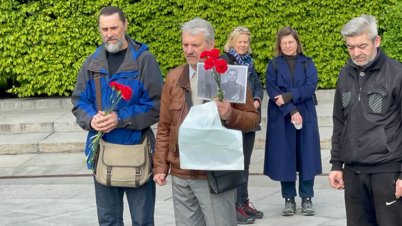 У Києві до Меморіалу Вічної Слави несуть квіти: що там відбувається 9 травня 8