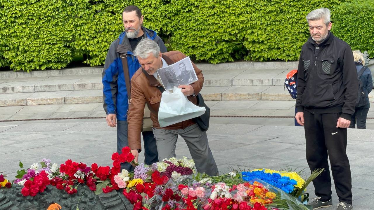 У Києві до Меморіалу Вічної Слави несуть квіти: що там відбувається 9 травня 9