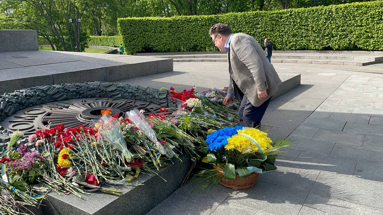 У Києві до Меморіалу Вічної Слави несуть квіти: що там відбувається 9 травня 10