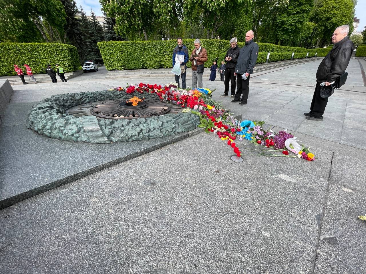 У Києві до Меморіалу Вічної Слави несуть квіти: що там відбувається 9 травня 11