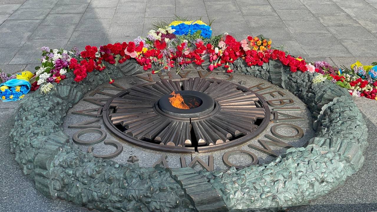 У Києві до Меморіалу Вічної Слави несуть квіти: що там відбувається 9 травня 12