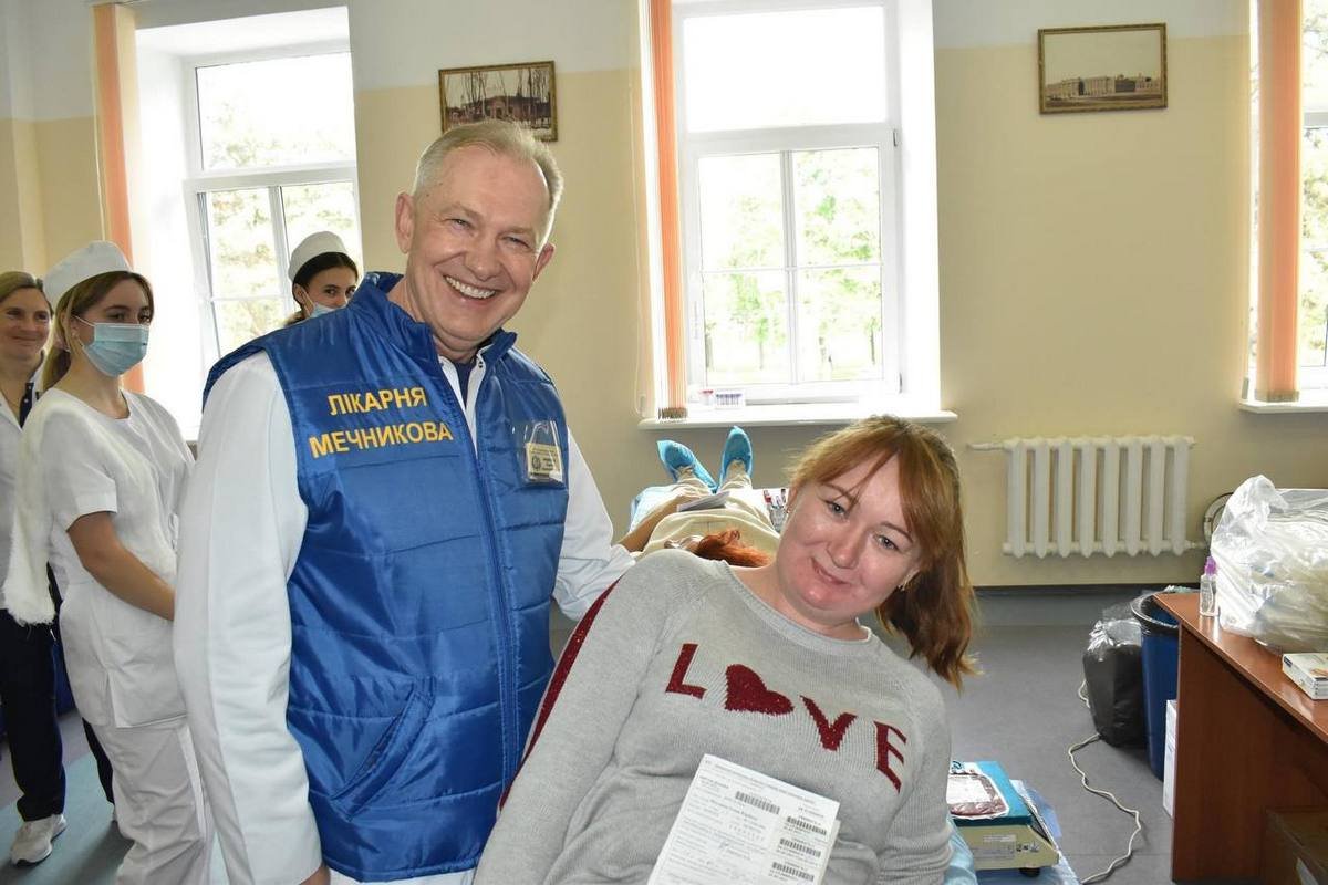 «Здали кров заради життя»: до Дня донора у лікарні Мечникова у Дніпрі долучилися 100 працівників «АТБ» 3