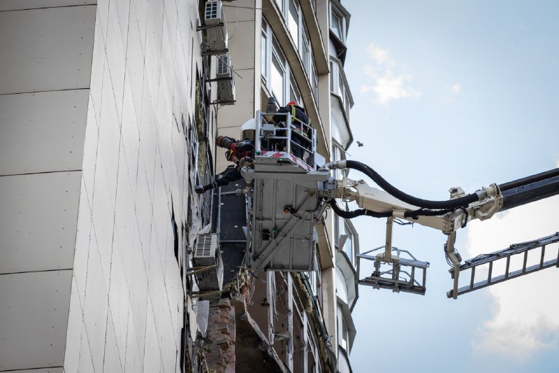 У Києві рятувальники завершили розбір розбитої ворожим дроном багатоповерхівки у Святошинському районі 1