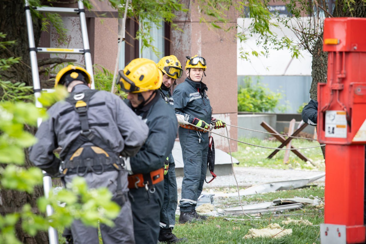 У Києві рятувальники завершили розбір розбитої ворожим дроном багатоповерхівки у Святошинському районі 3