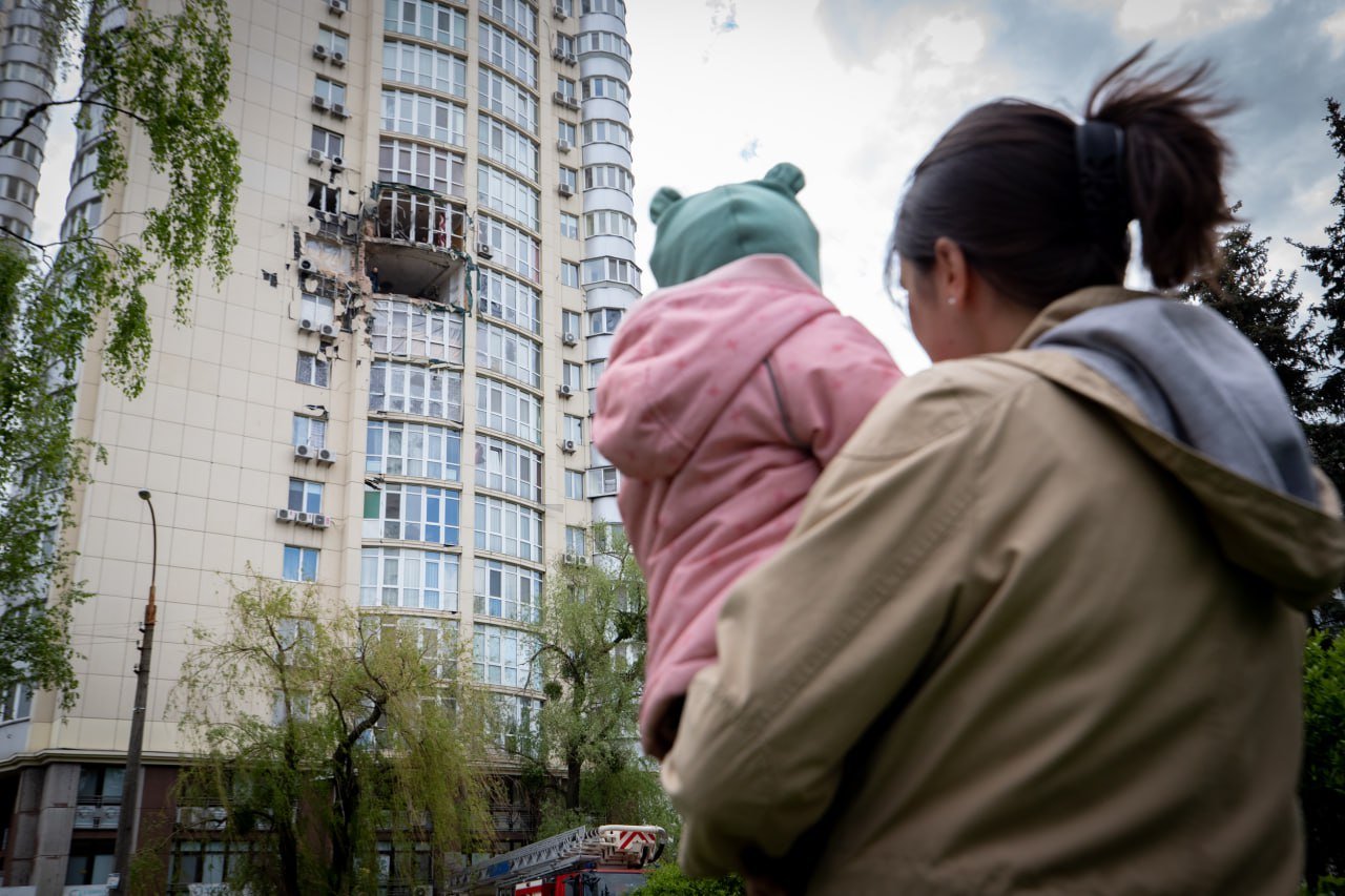 У Києві рятувальники завершили розбір розбитої ворожим дроном багатоповерхівки у Святошинському районі 4