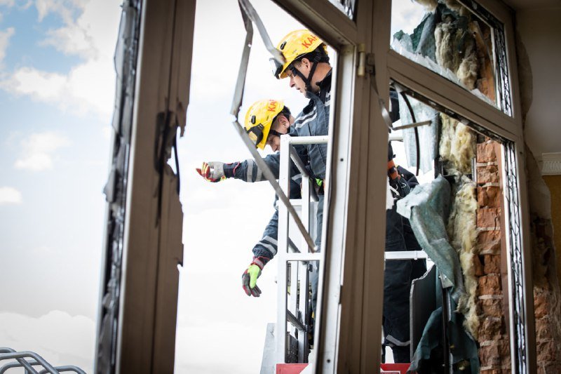 У Києві рятувальники завершили розбір розбитої ворожим дроном багатоповерхівки у Святошинському районі 7