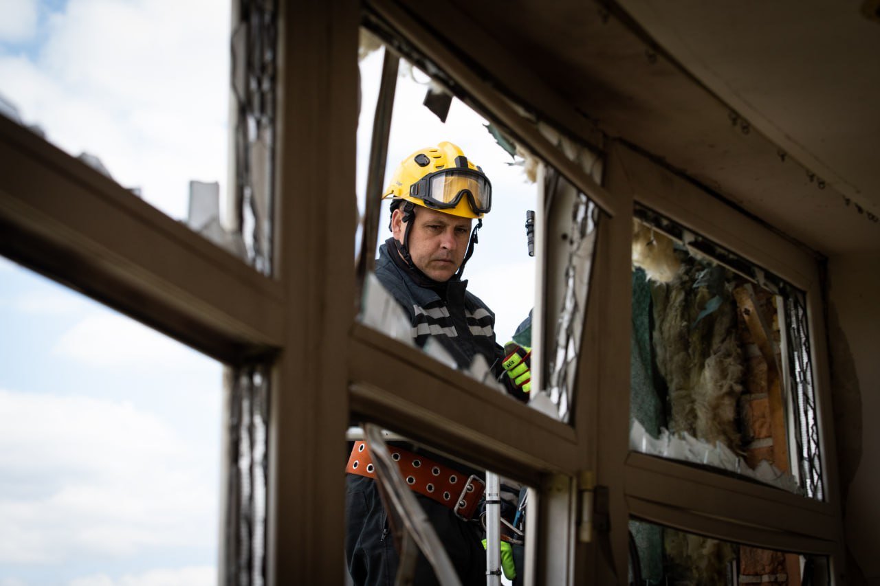 У Києві рятувальники завершили розбір розбитої ворожим дроном багатоповерхівки у Святошинському районі 10