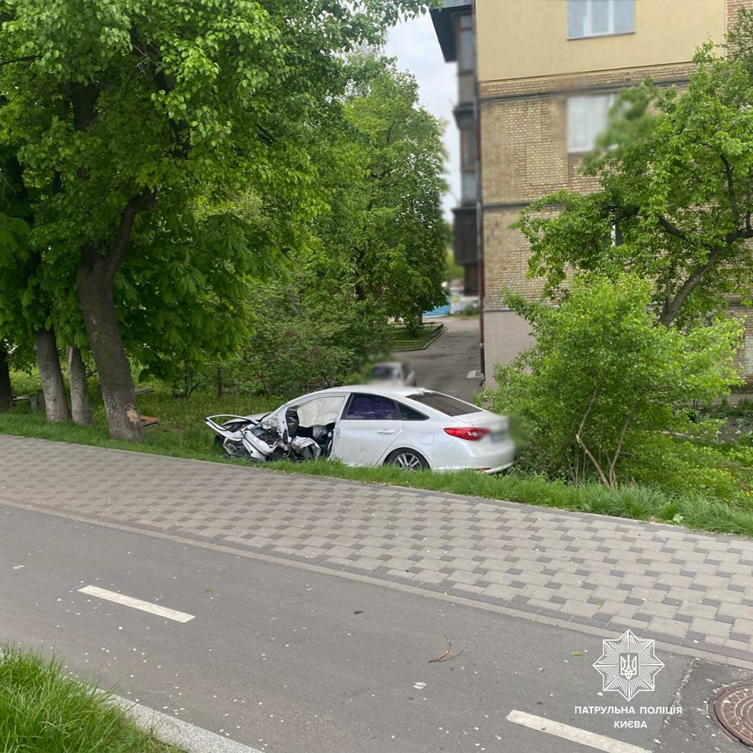 У Києві хлопець розбив Hyundai і напився поряд з ним 1