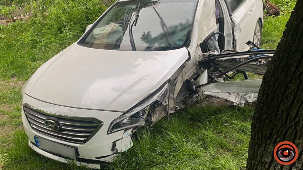 У Києві хлопець розбив Hyundai і напився поряд з ним 2