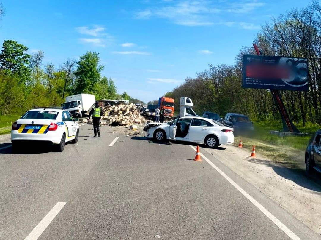 На Київщині зіткнулись вантажівка та Toyota: товари розкидало по всій дорозі 1