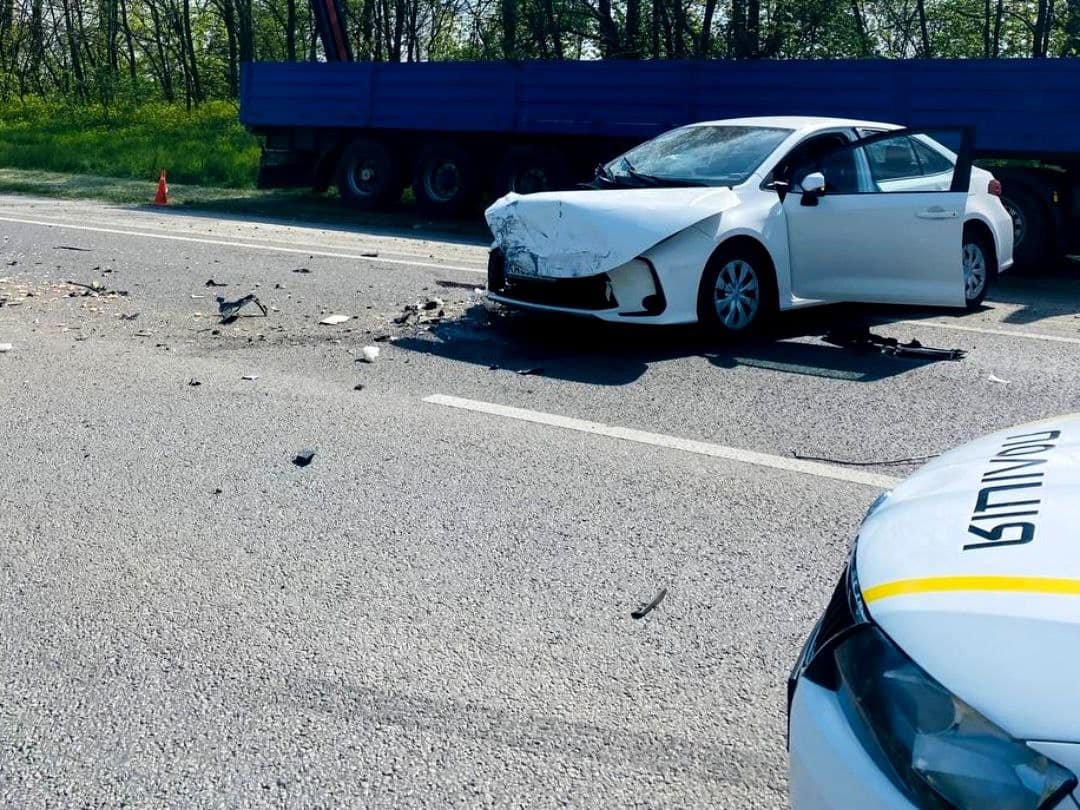 На Київщині зіткнулись вантажівка та Toyota: товари розкидало по всій дорозі 2