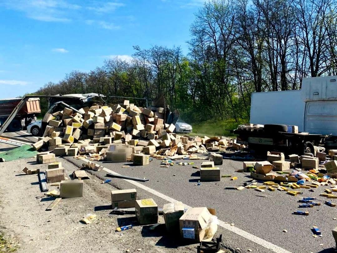 На Київщині зіткнулись вантажівка та Toyota: товари розкидало по всій дорозі 3