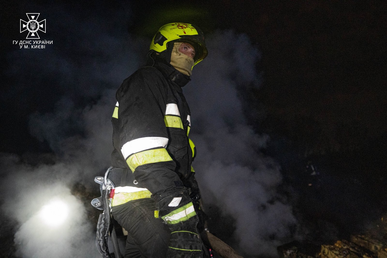 У Києві сталась масштабна пожежа: горіло пів тисячі квадратів сміття 1