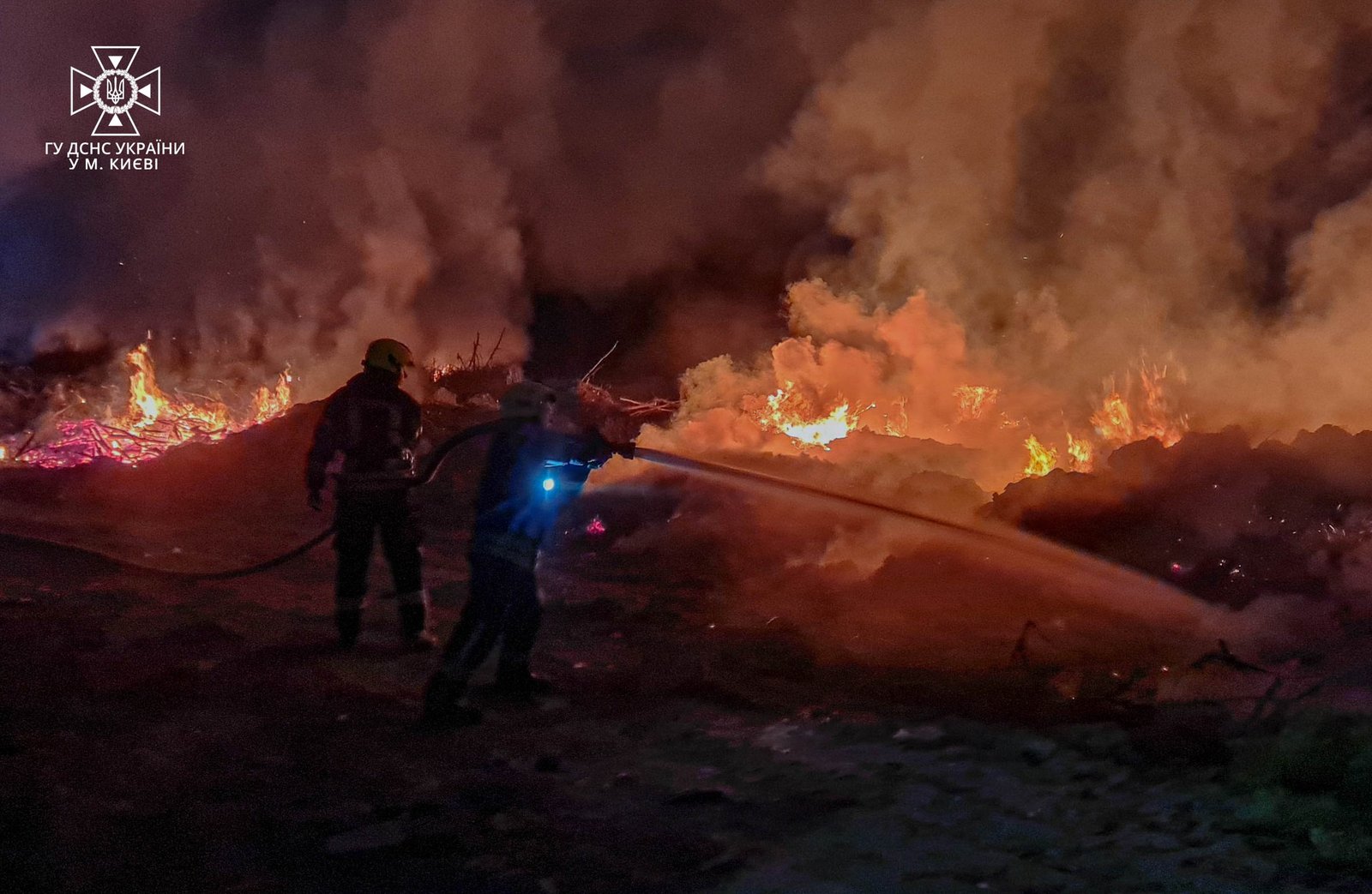 У Києві сталась масштабна пожежа: горіло пів тисячі квадратів сміття 2