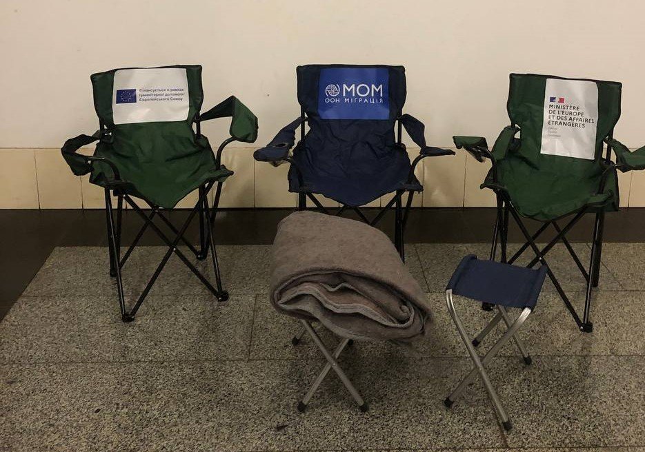 У Києві під час тривоги на станціях метро видають стільці і питну воду 1