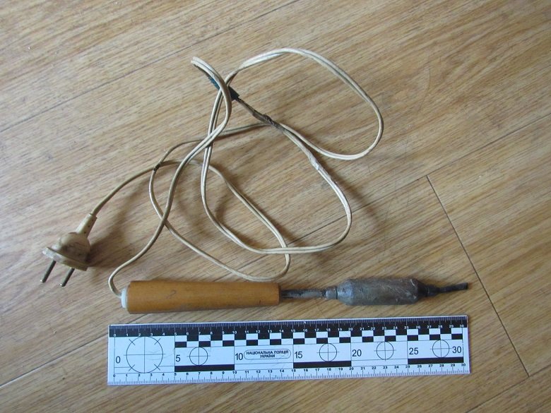 У Києві чоловік три доби тримав у квартирі, бив та катував жінку паяльником 3