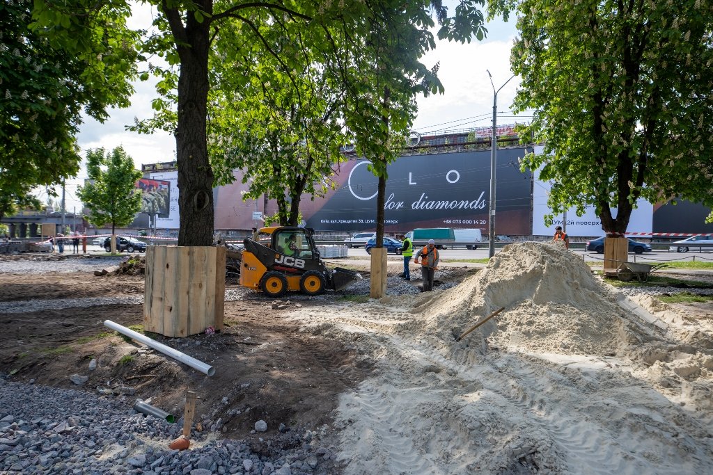 Київ - місто парків: біля метро «Шулявська» замість МАФів будують сквер 11