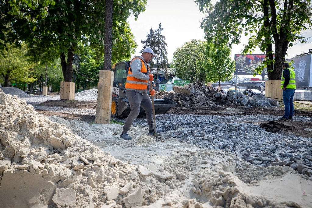 Київ - місто парків: біля метро «Шулявська» замість МАФів будують сквер 12