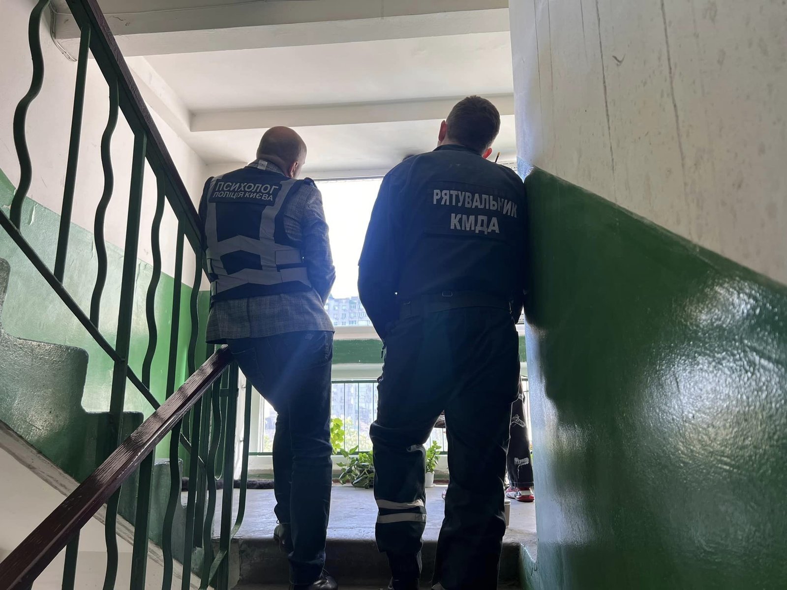 У Києві жінка намагалась стрибнути з вікна на 8 поверсі 1