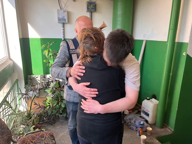 У Києві жінка намагалась стрибнути з вікна на 8 поверсі 2