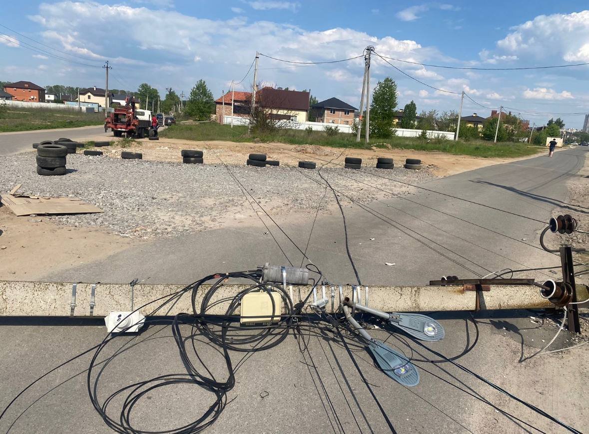 На Київщині водій Kia Sorento влетів в електроопору 1