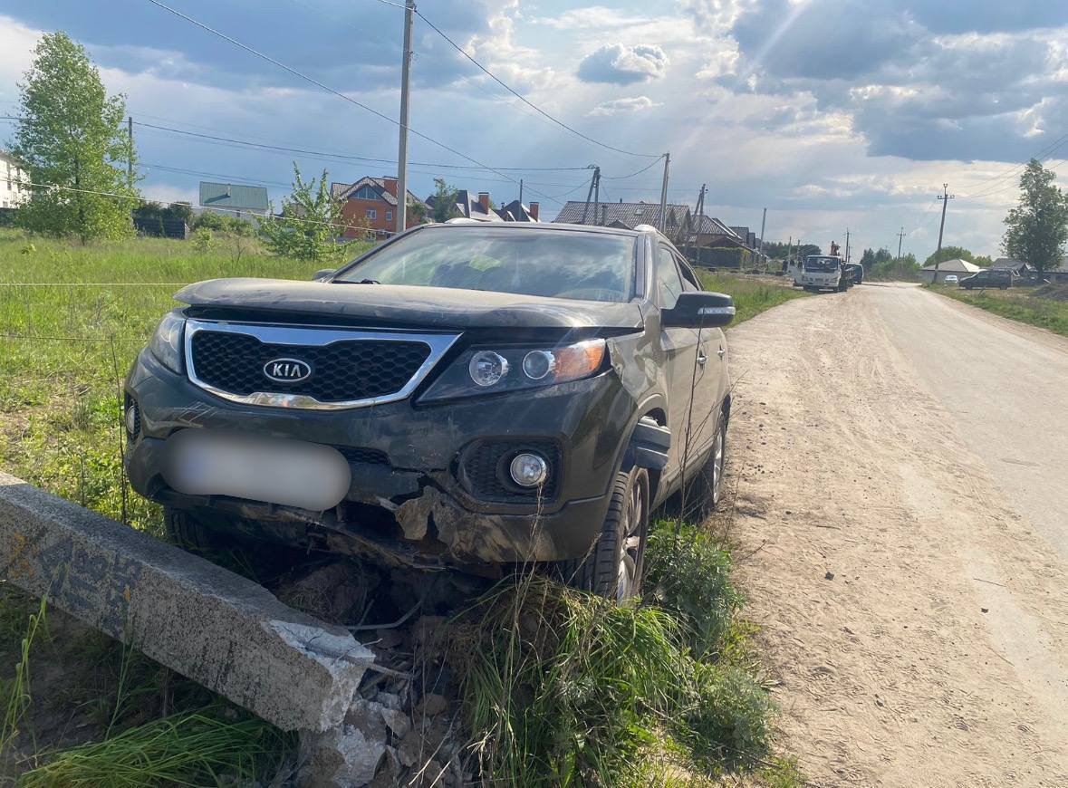 На Київщині водій Kia Sorento влетів в електроопору 2