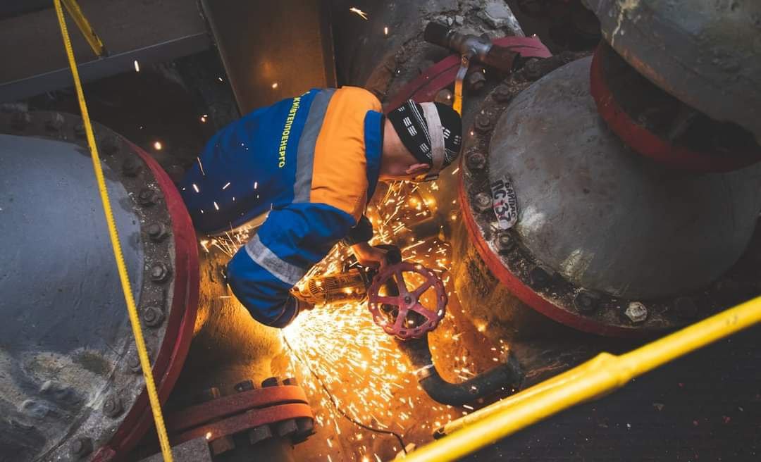 У Києві розпочали підготовку до зими: на магістральній тепломережі замінюють запірну арматуру 4