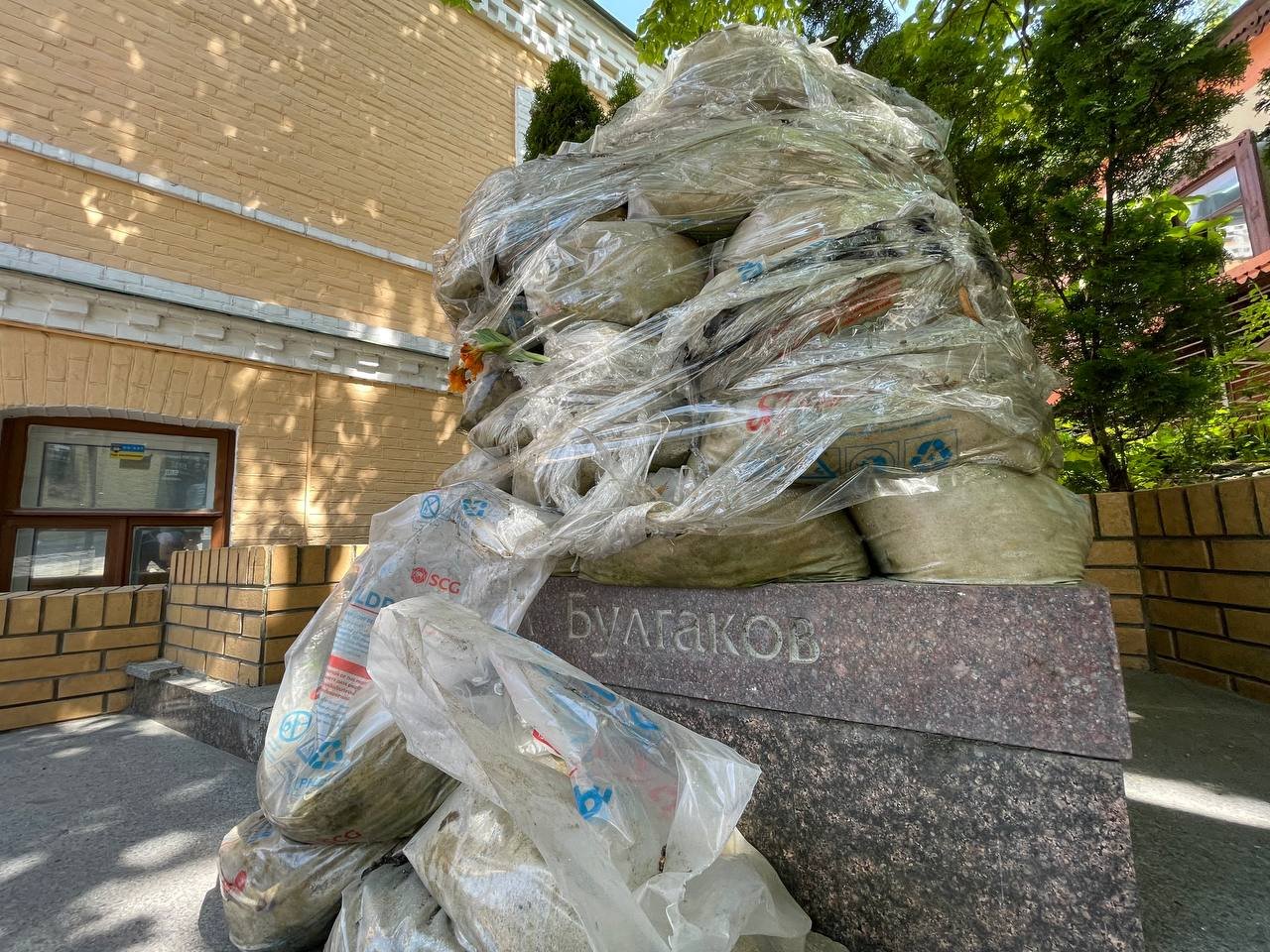 У Києві на будинку Булгакова замінили барельєф 5