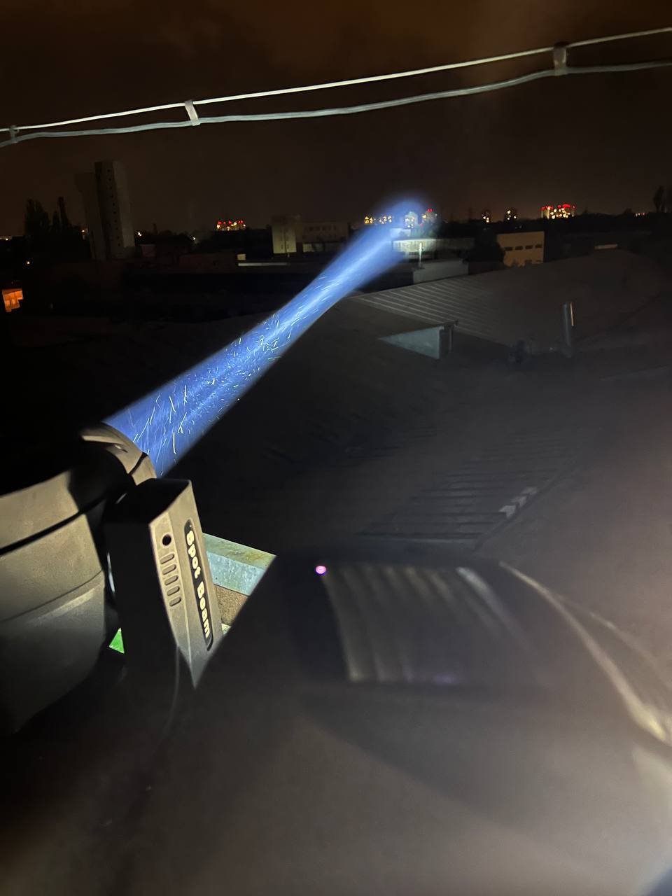 Концертні прожектори на полюванні за “шахедами”. Відео Юрій Голик 2