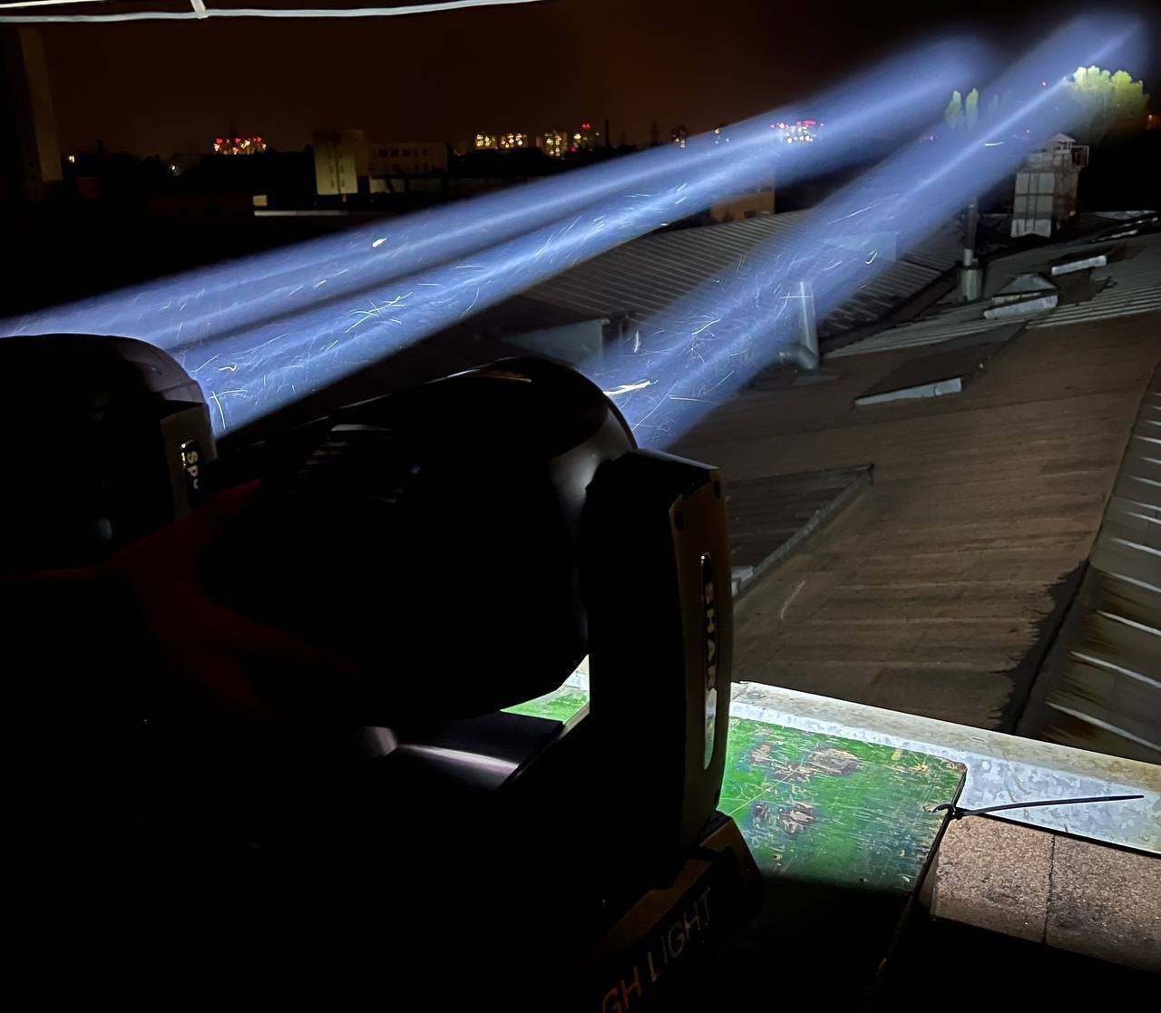 Концертні прожектори на полюванні за “шахедами”. Відео Юрій Голик 3