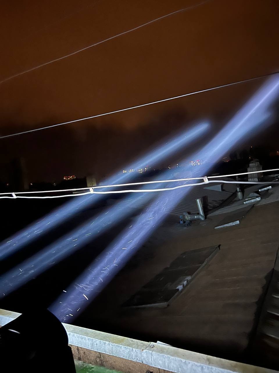 Концертні прожектори на полюванні за “шахедами”. Відео Юрій Голик 4