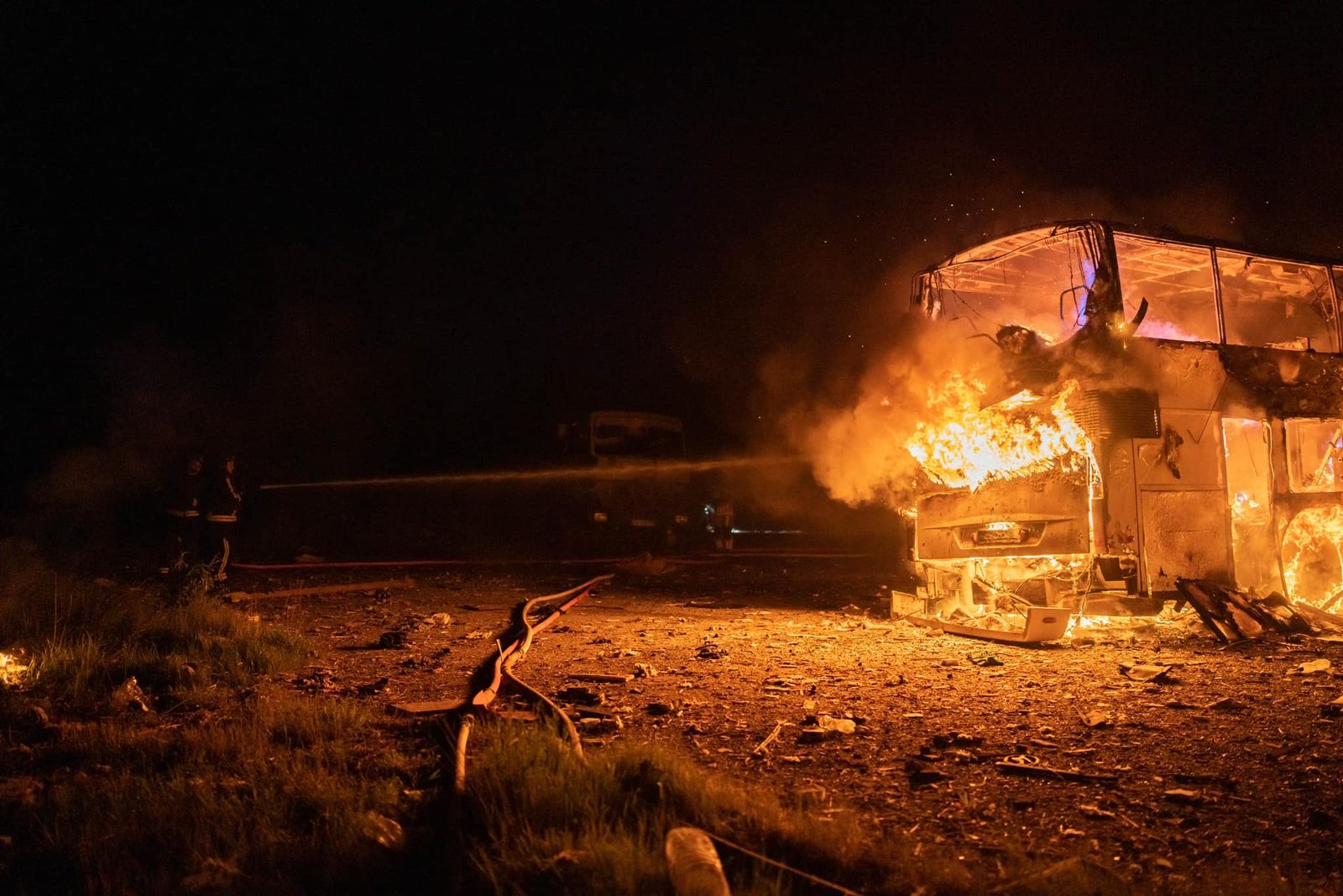 У Києві внаслідок ракетного удару сталась масштабна пожежа: фото з місця 3