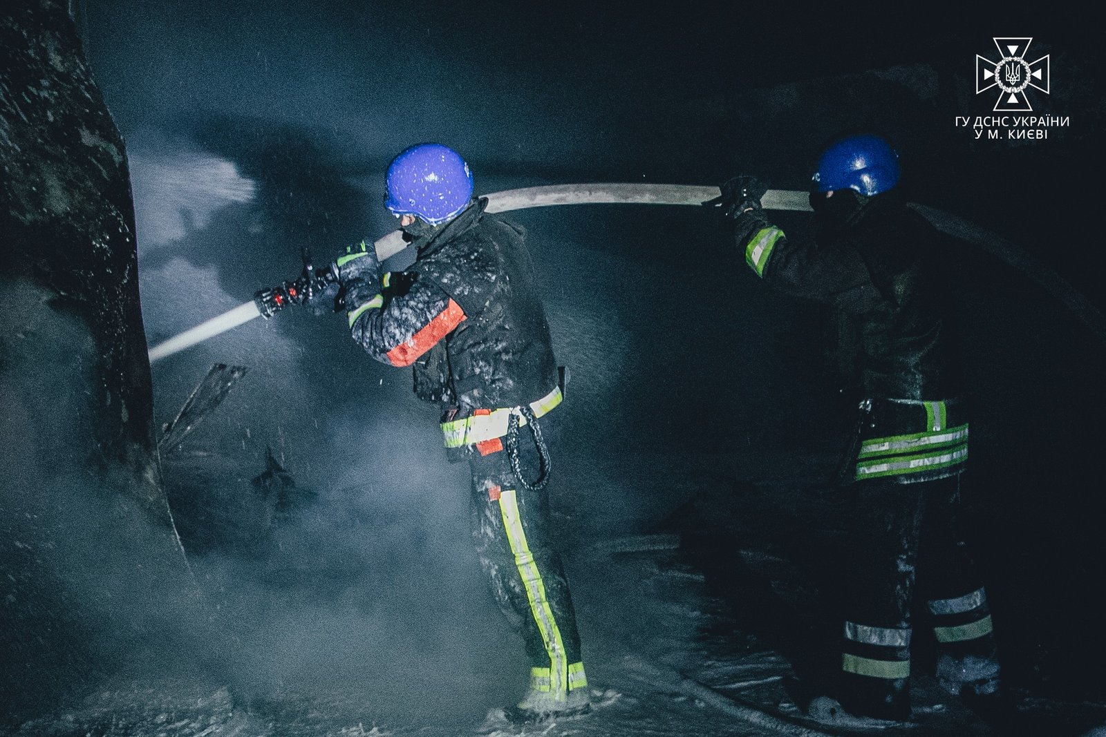 У Києві внаслідок ракетного удару сталась масштабна пожежа: фото з місця 5