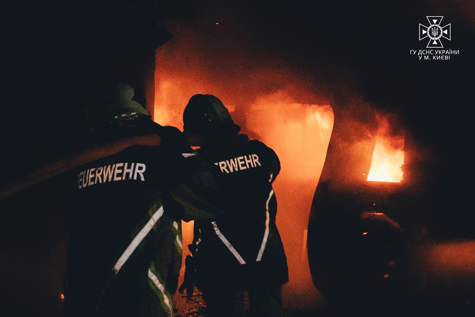 У Києві внаслідок ракетного удару сталась масштабна пожежа: фото з місця 7