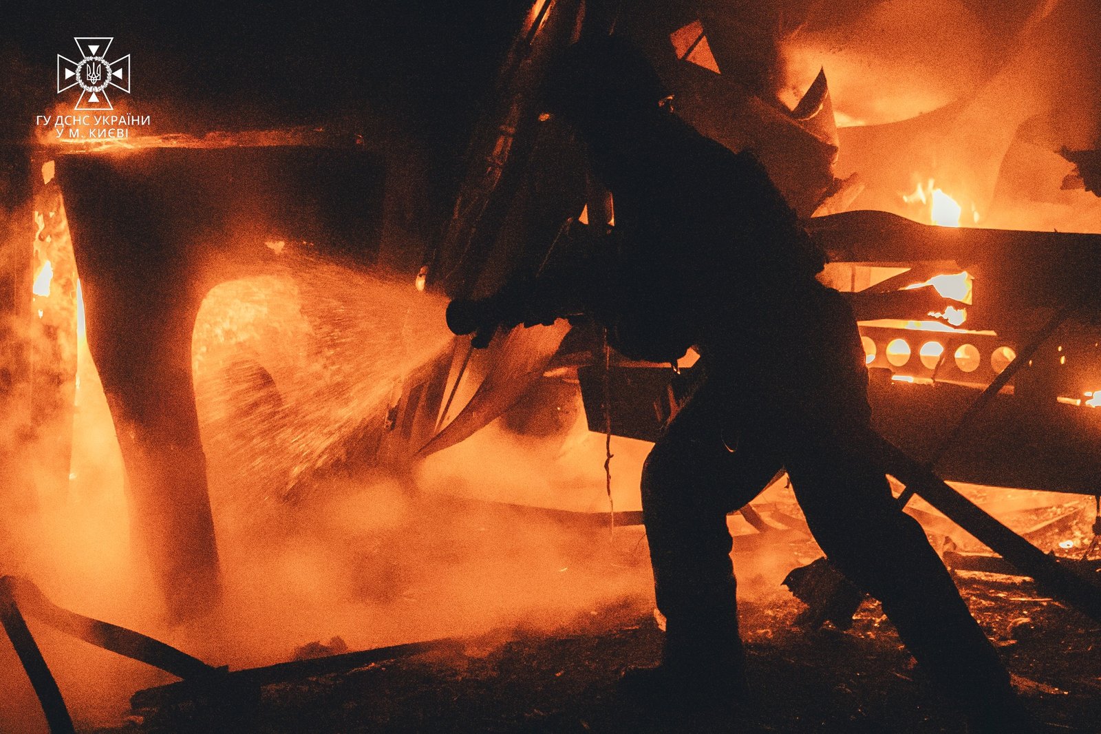 У Києві внаслідок ракетного удару сталась масштабна пожежа: фото з місця 8