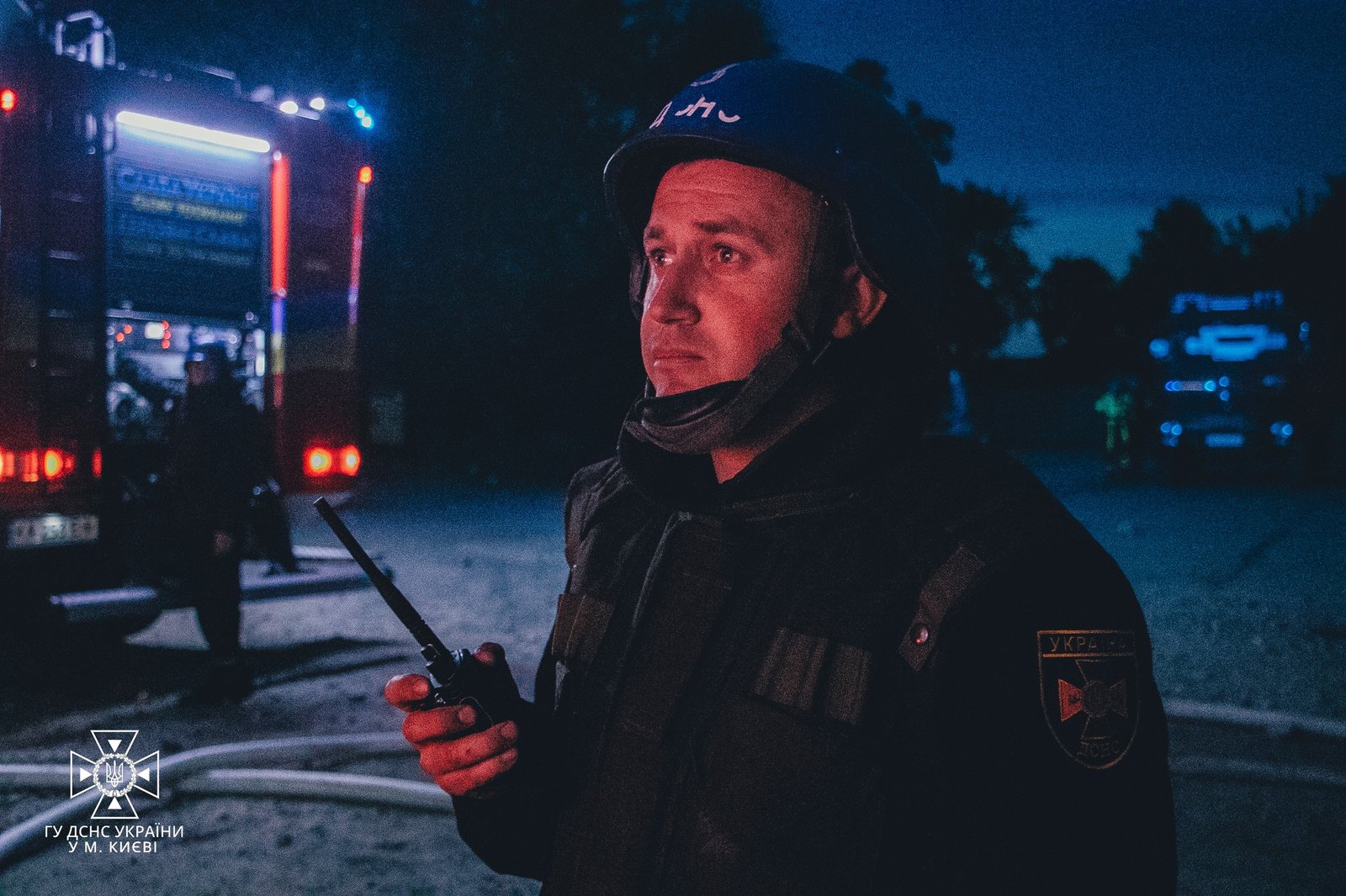 У Києві внаслідок ракетного удару сталась масштабна пожежа: фото з місця 9