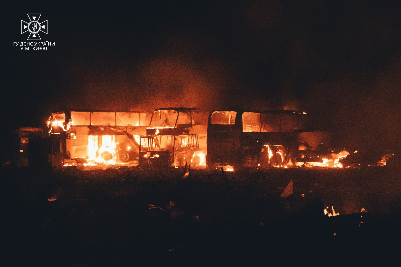 У Києві внаслідок ракетного удару сталась масштабна пожежа: фото з місця 10