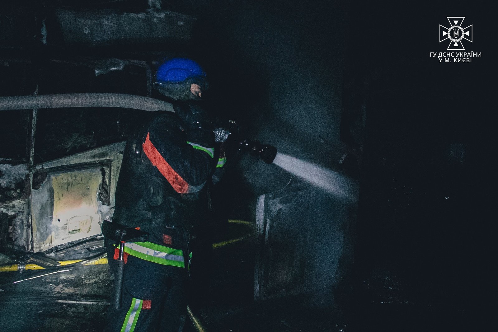 У Києві внаслідок ракетного удару сталась масштабна пожежа: фото з місця 11